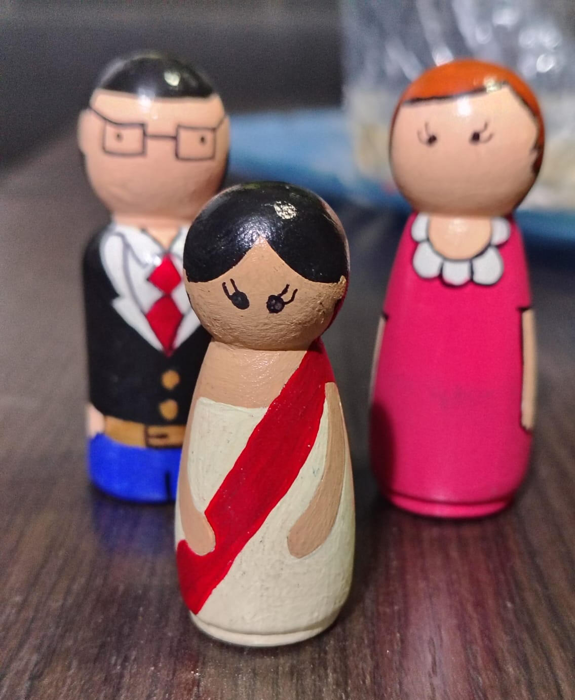 imagen de los padres dando soporte a la hija, uno da la fuerza y el otro la abundancia.