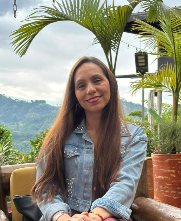 Paula Patiño facilitadora de Constelaciones Familiares en Colombia, acompañando procesos de bienestar emocional y terapia sistémica.